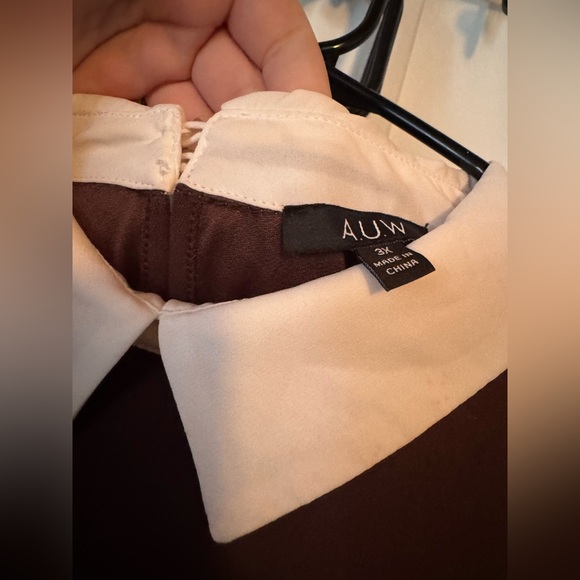 Brown Blouse with White Collar and Pleated Sleeves - Picture 4 of 4